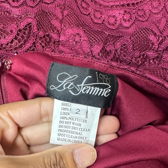 La Femme Long Bell-Sleeved Lace Homecoming Dress Size 2 NWT - Picture 7 of 9